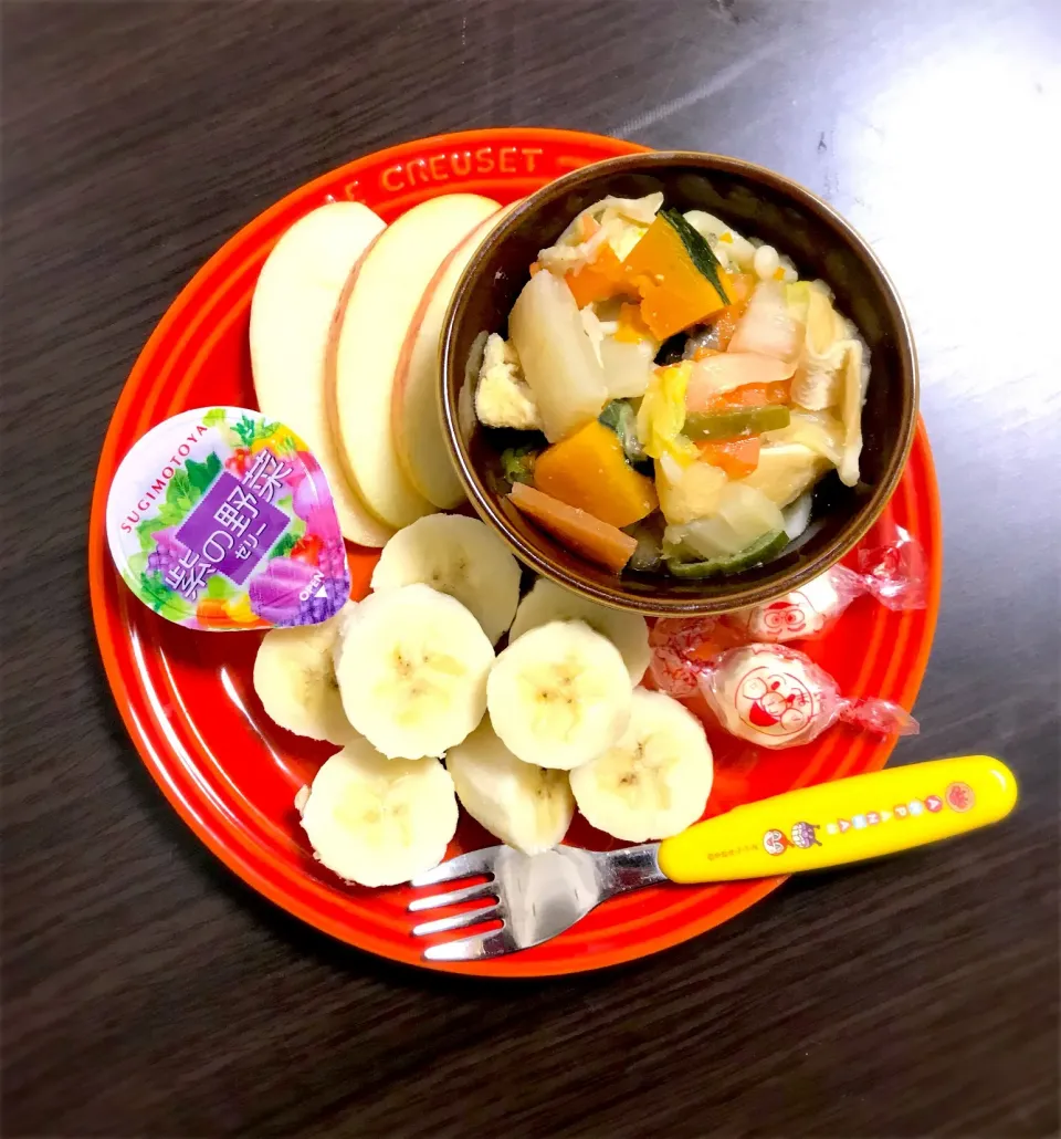 Snapdishの料理写真:12/27❁息子 朝ごはん☀️
ほうとう風うどん
(かぼちゃ、ねぎ、えのき、白菜、大根、ほうれん草、ごぼう、人参、うどん)
アンパンマンチーズ
バナナ🍌
りんご🍎
紫の野菜ゼリー|つんさん