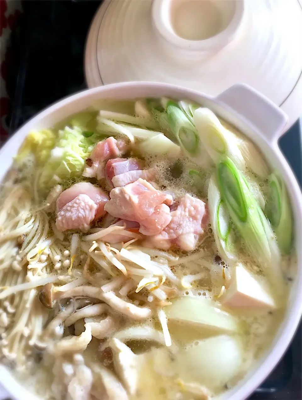 白鍋。濃厚鶏だしに白い具材にて。
締めは豆乳と細うどん、チーズ、卵でカルボナーラ風。|Choo taitaiさん