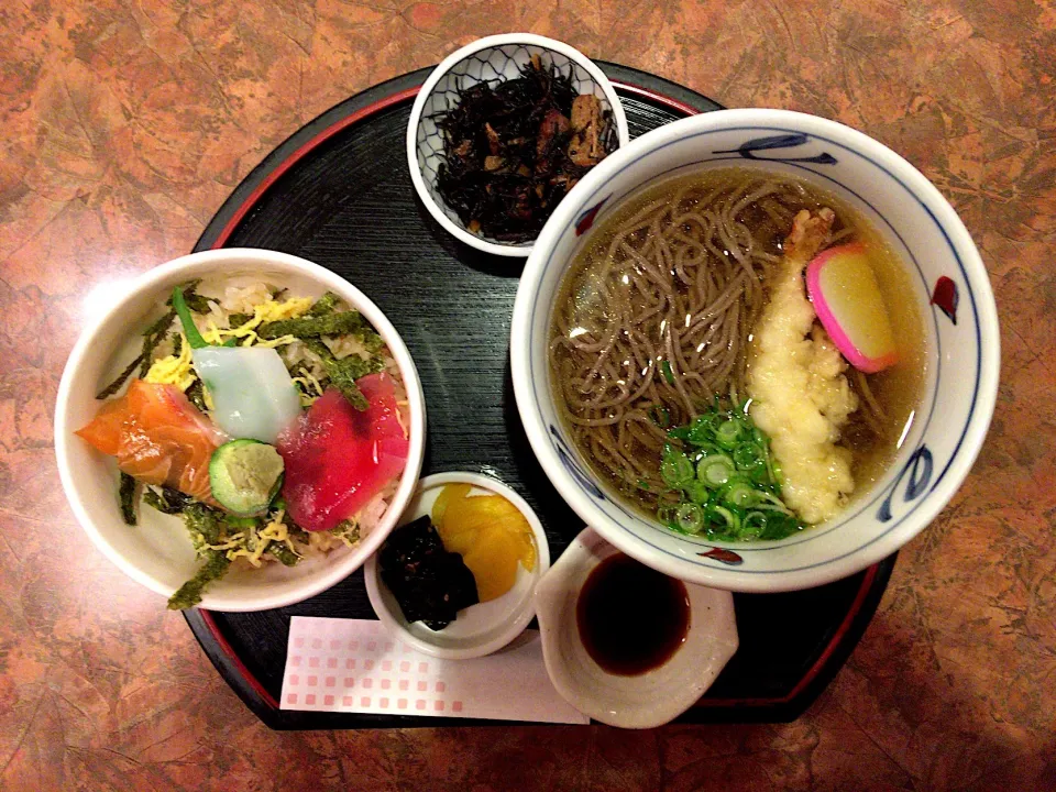 Snapdishの料理写真:おすすめ定食(海鮮丼と天ぷらそば)|ばーさんさん