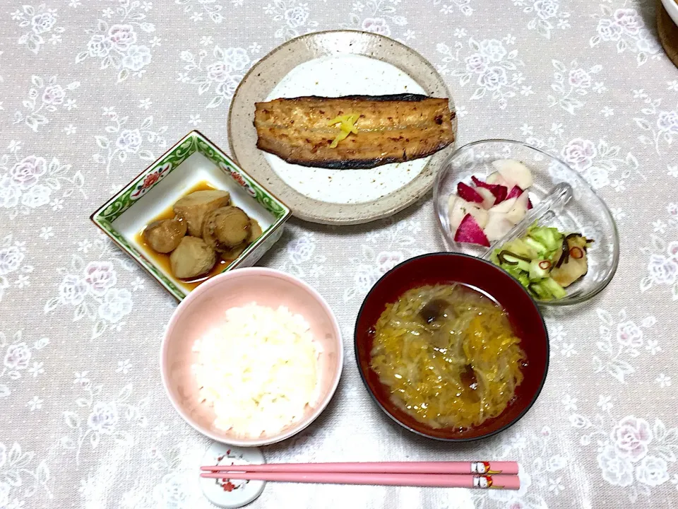 焼き秋刀魚、里芋の煮っころがし、なめこと白菜のとろみスープ、常備菜|小鳥さん