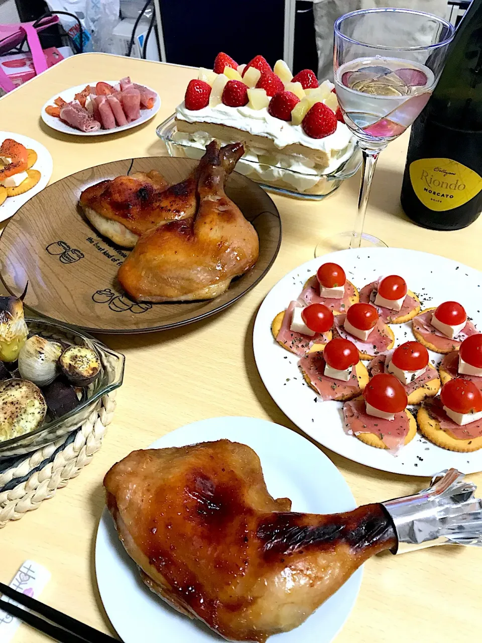 テリヤキチキン🍗とスコップケーキ🍰カナッペを食べながらシャンパン🥂を頂きました🎄|ayaさん