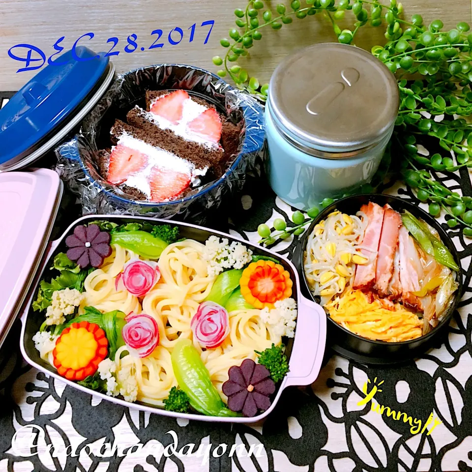 今日のJK部活弁当🍱
豚骨スープでつけ麺
チョコパンとイチゴでフルーツサンド|naochandayonnさん