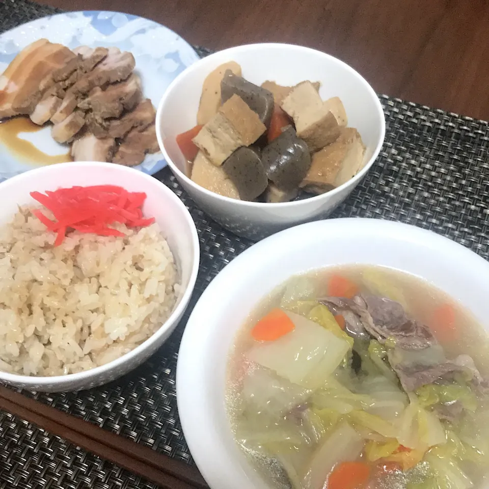 Snapdishの料理写真:12/28 #朝ごはん #単身赴任飯
お煮しめ
手作りチャーシュー
白菜の中華風あんかけスープ
炊き込みごはん|Koichi GOGOさん