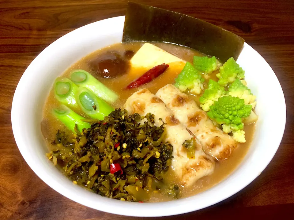 高菜たっぷりデストック生ラーメン🍜豚骨醤油味🍖🍀🌶|ぱぴこ家さん