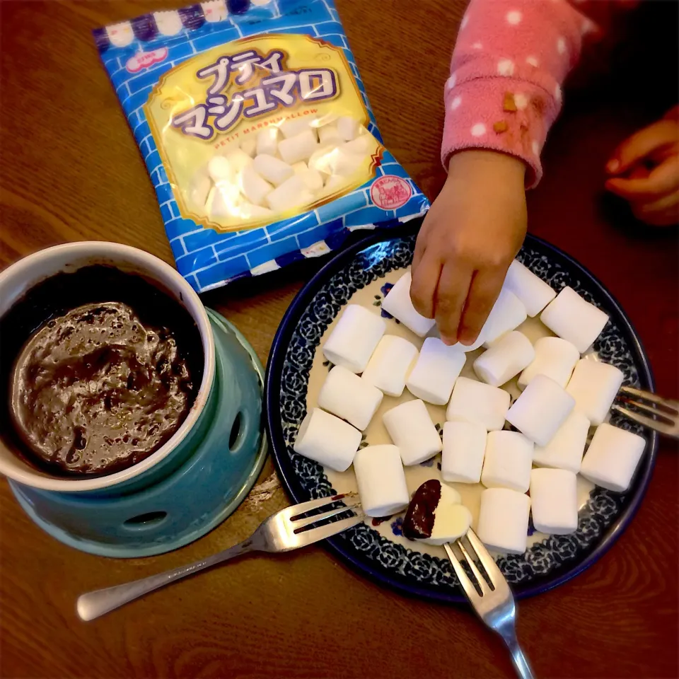 Snapdishの料理写真:マシュマロでチョコフォンデュ！
子供達大喜び！
#エイワ#マシュマロ #エイワさんありがとうございます！|マミさん