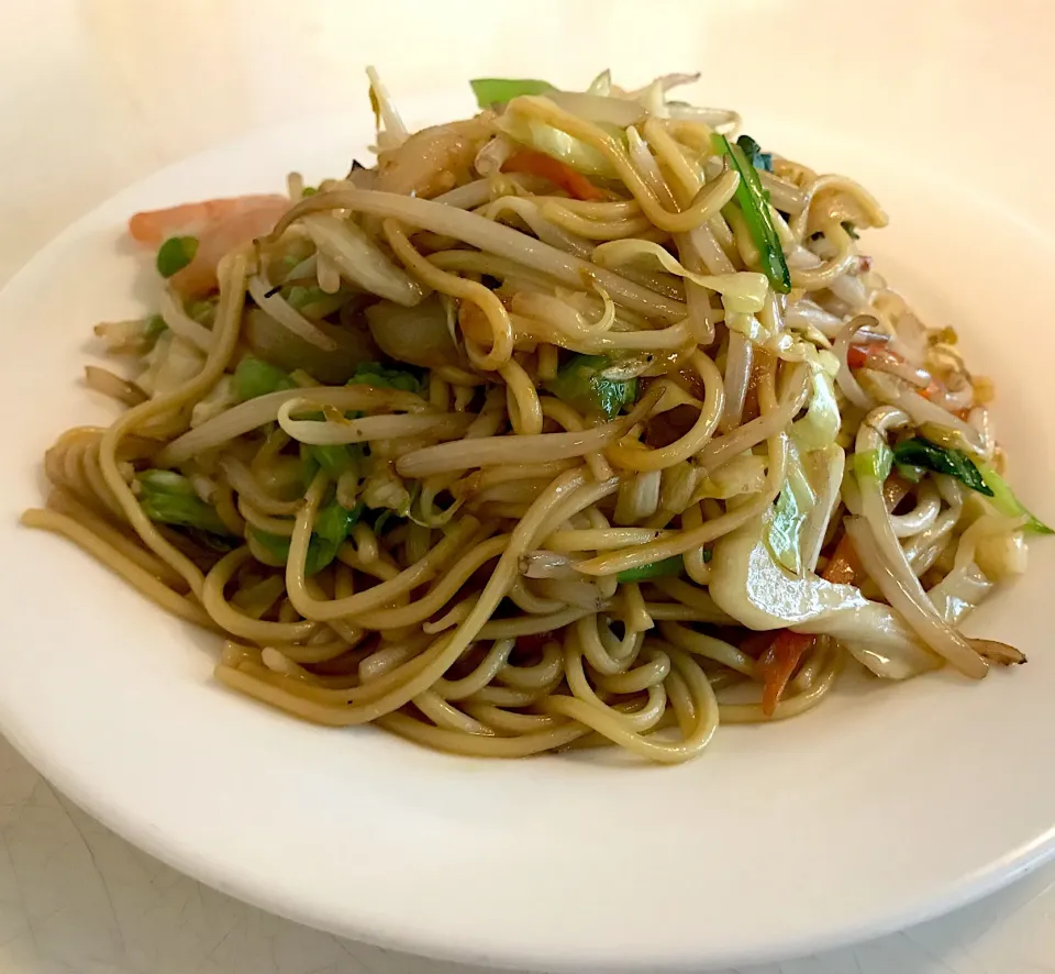 久しぶりに蕎麦以外の麺を口にする🍝でも、油たっぷりで炒められてるから、めちゃくちゃカロリー高いんだろうなぁ😆相変わらずの口だけダイエットですわ✌️|にゃあ（芸名）さん