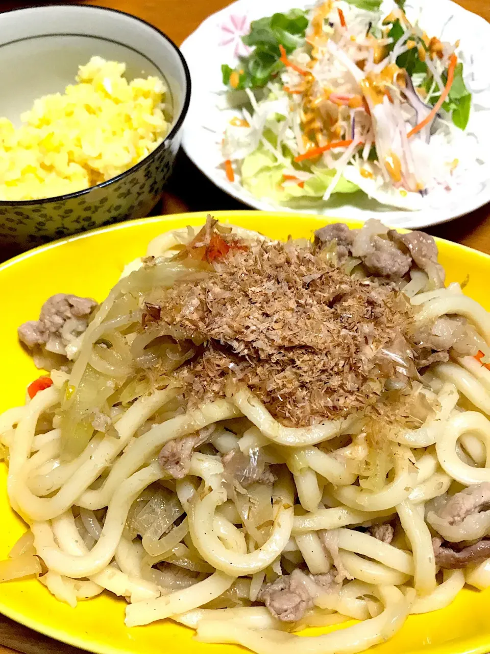 Snapdishの料理写真:#焼きうどん
#卵チャーハン
#サラダ|みかんさん