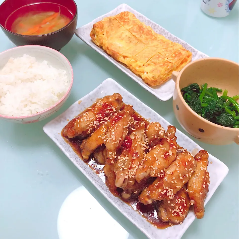 Snapdishの料理写真:17.12.28  #dinner 
（ menu ）
#まっしろごはん 
#手羽中の甘辛揚げ
#ほうれん草のおひたし 
#玉子焼き
#コンソメスープ

 #家庭料理  #一汁三菜|MOMOCHiNさん