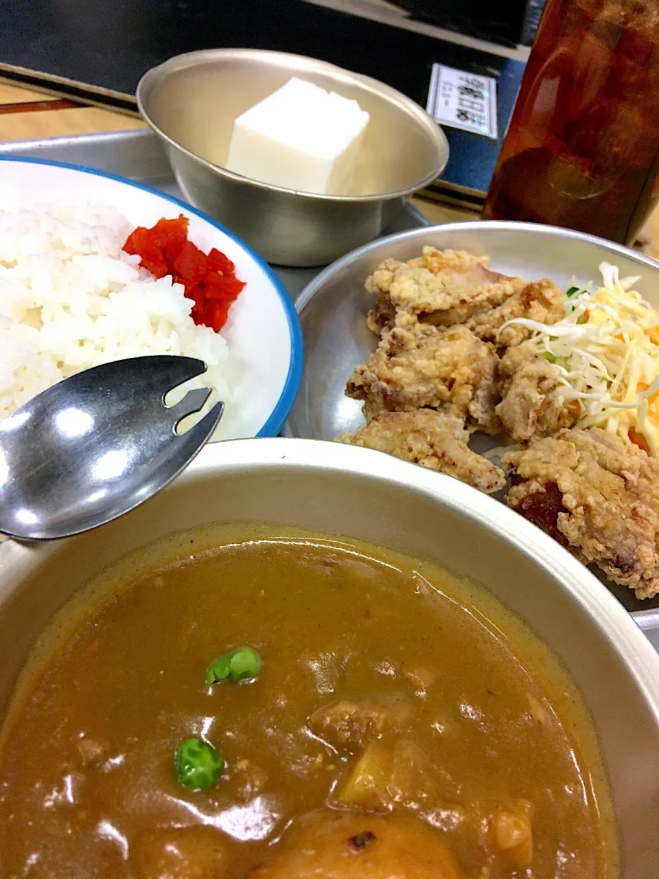 Snapdishの料理写真:今年最後の給食 カレーライス、若鶏の唐揚げ、牛乳カン #がっこーにいこう|ダンディ☆和田さん