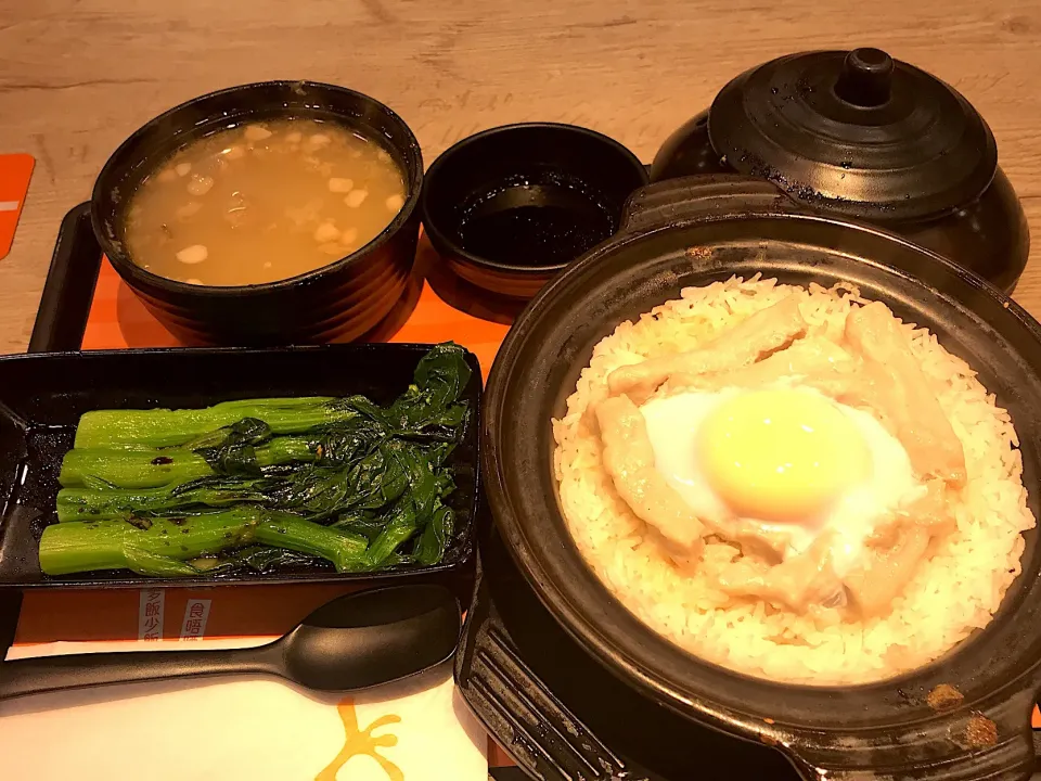 Clay pot rice with black pork, shrimp paste & poached egg, soup & vegetables|Sky Blueさん