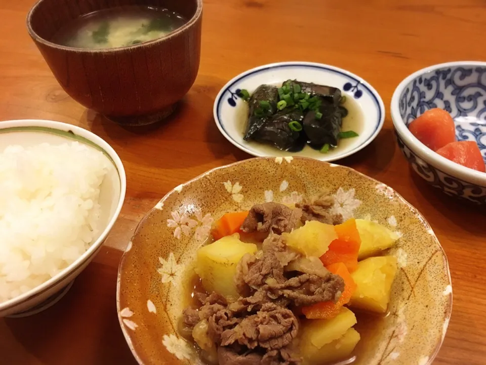 Snapdishの料理写真:12/28 夕飯♪  肉じゃが  茄子煮物  卵とワカメのスープ|ikukoさん