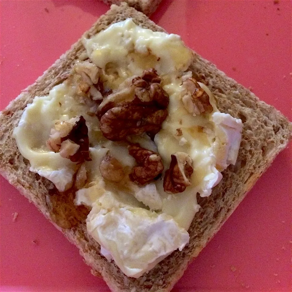 Camambert with walnuts and honey on toast 🍞🍯|MissYumYumさん