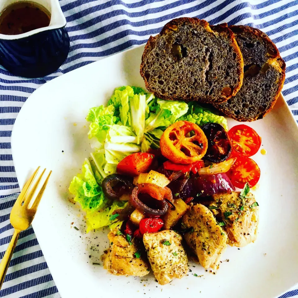 Snapdishの料理写真:鶏むね肉の香草グリル🐥 紫たまねぎとパプリカの焼きマリネ🐾
#鶏むね肉|sakiさん