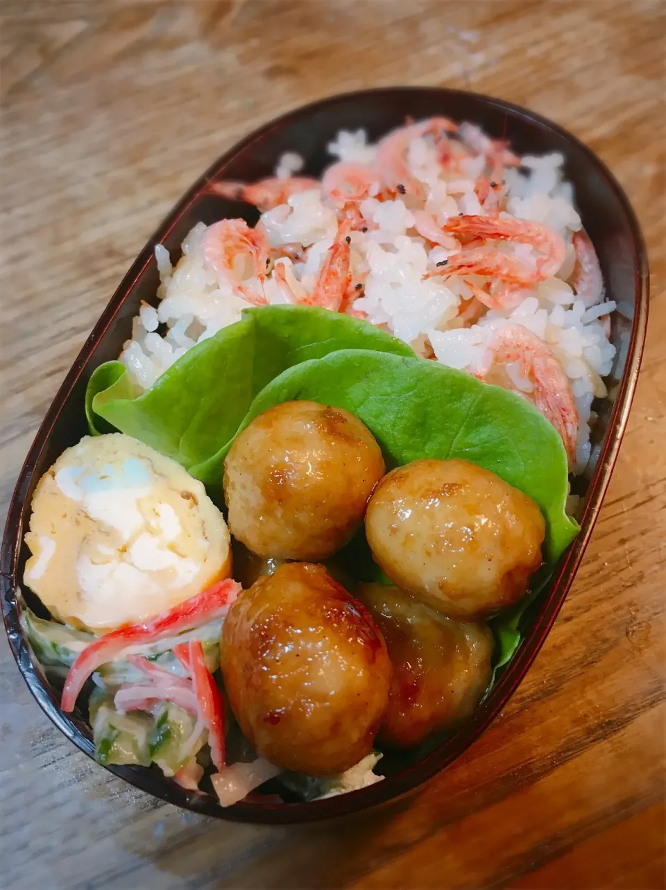 今年最後のお弁当
・桜えびの炊き込みご飯
・鶏団子の照り焼き
・だし巻き
・胡瓜とカニカマサラダ|akiさん