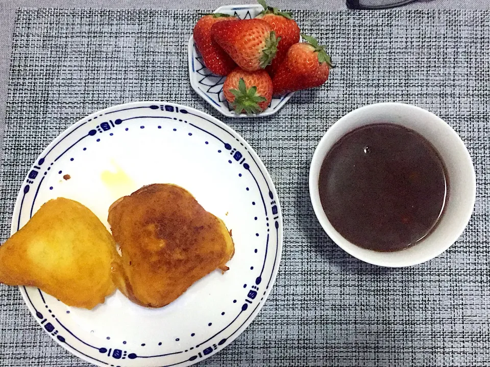 赤小豆薏米汤+煎馒头片+草莓🍓|木香小筑さん