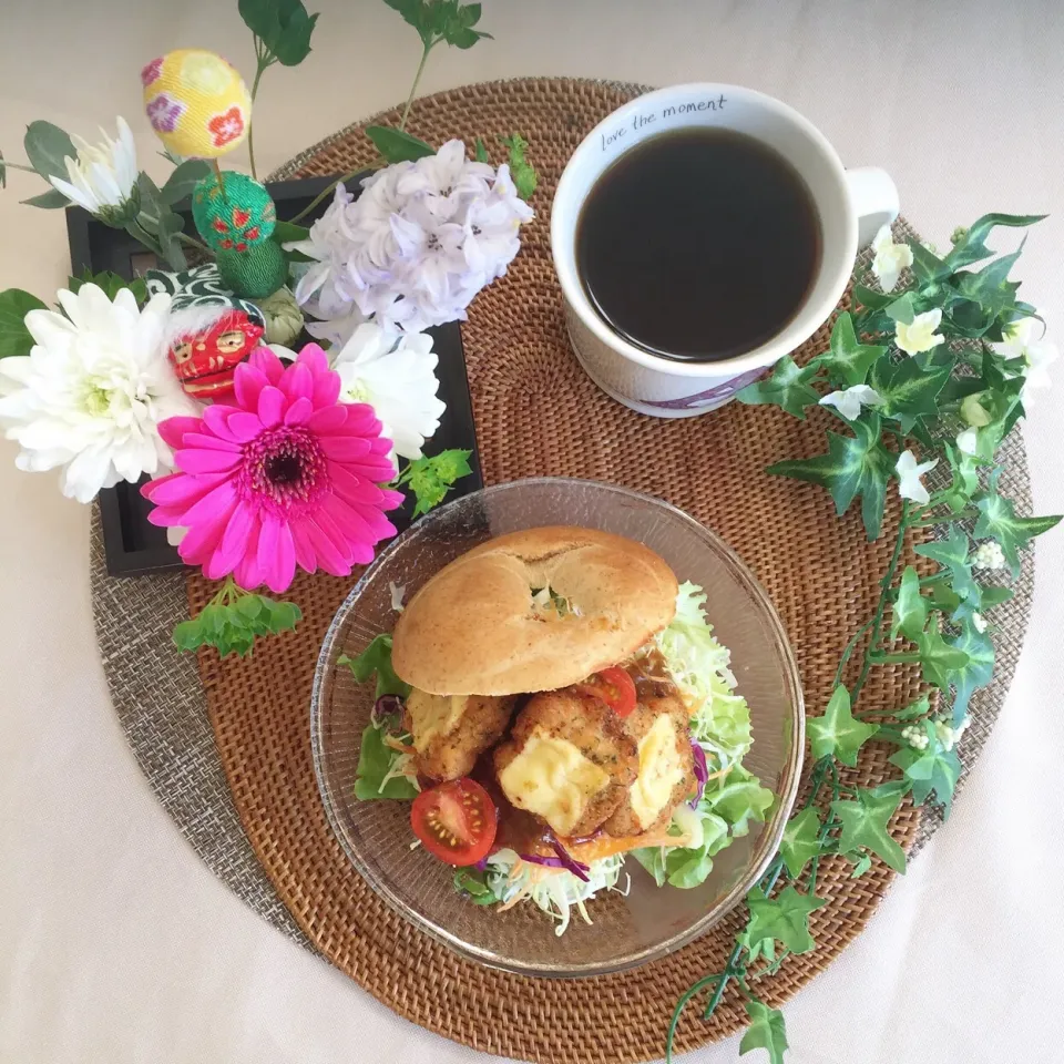 12/29❤︎チーズチキン&カレーベーグルサンド❤︎
午後から娘の塾があるため早めのランチ…
#お昼ごはん #ランチ #おうちカフェ #おうちごはん #野菜たっぷり #ベーグル #ベーグルサンド #チーズチキン #カレー #お正月アレジメント|Makinsさん