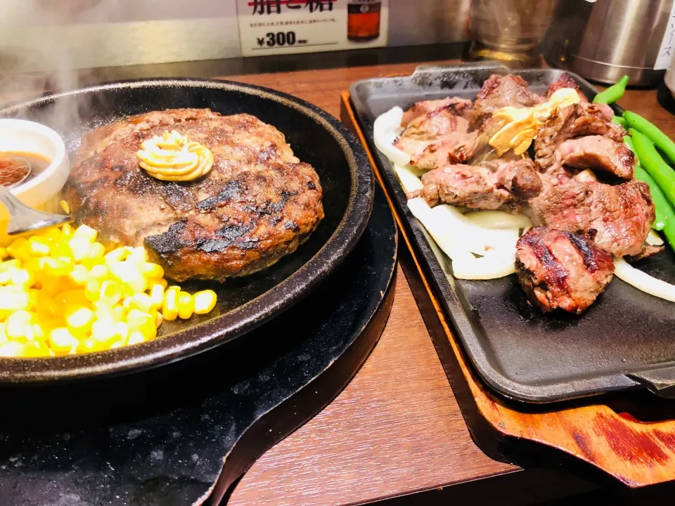 Snapdishの料理写真:@東京/乱切りカットステーキ300g&ワイルドハンバーグ300g|THE SUNSEAさん