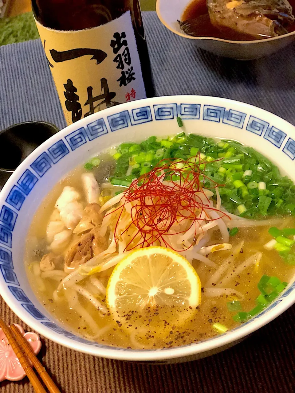 アラ炊き淡麗塩ラーメン

 #クロソイ #アラ出汁  #淡麗ラーメン  #ラーメン  #塩ラーメン #魚介塩ラーメン  #あっさり|たつやん。さん