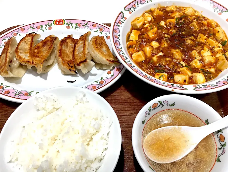 Snapdishの料理写真:今年最後の外食は餃子の王将？ 麻婆豆腐にごはんセットC🍚|ゆうじ.さん