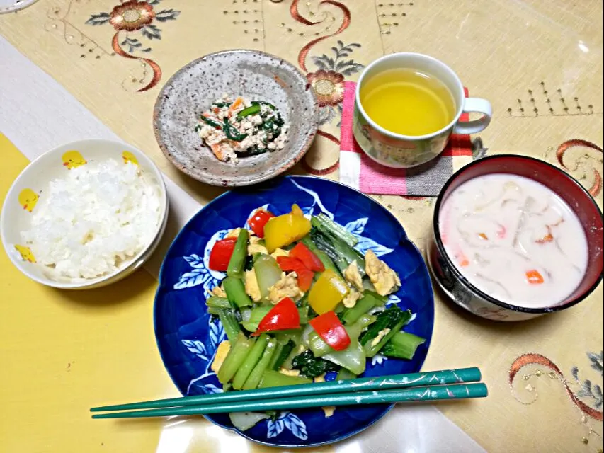 Snapdishの料理写真:晩ごはん
 - ﾀｰｻｲ赤黄ﾊﾟﾌﾟﾘｶ卵の中華炒め
 - 菊菜の白和え
 - 粕汁|korinoさん