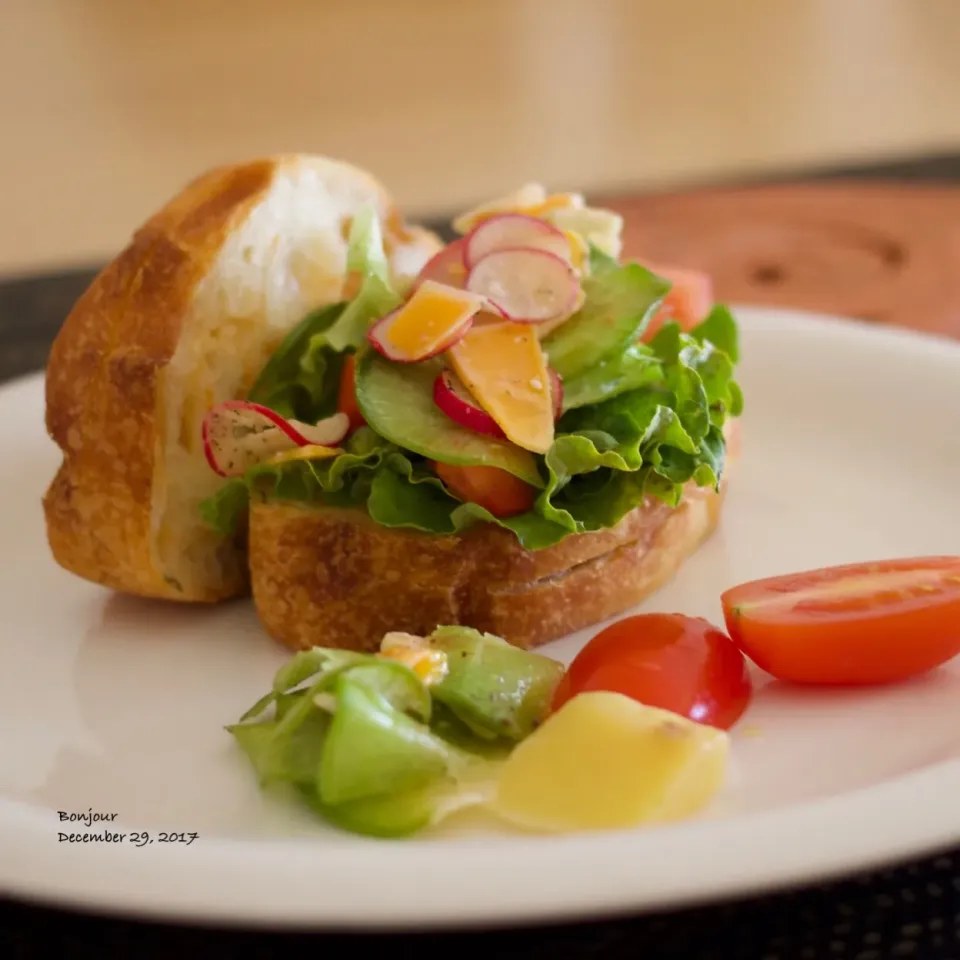 ラディッシュとトマトとチキンのマリネのチーズサンドイッチ🥪|yasuko murakamiさん