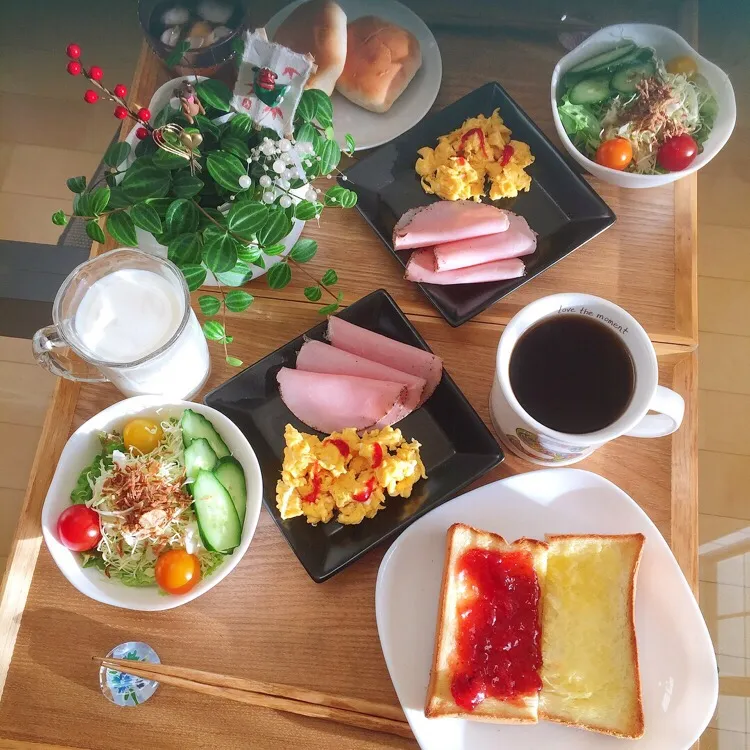 Snapdishの料理写真:12/30❤︎休日モーニング❤︎
#モーニング #朝ごはん #おうちごはん  #いちごジャム #トースト #ミルクパン #スクランブルエッグ #パストラミハム #お正月アレジメント|Makinsさん