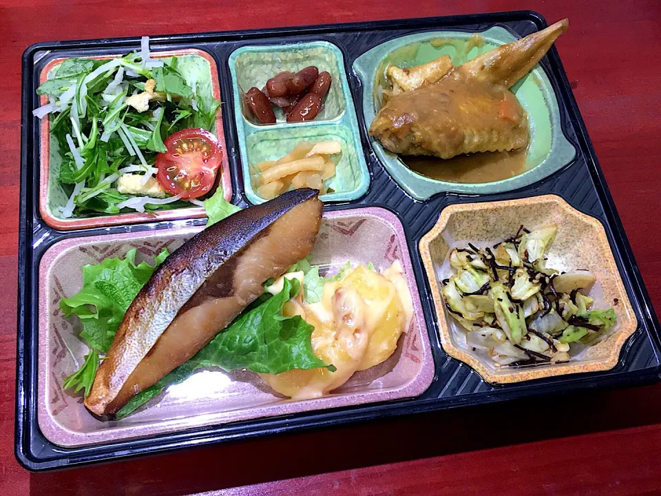 Snapdishの料理写真:お任せメニュー 日替わり弁当 豊川市豊橋市の一部エリア宅配|Naokazu Kuritaさん