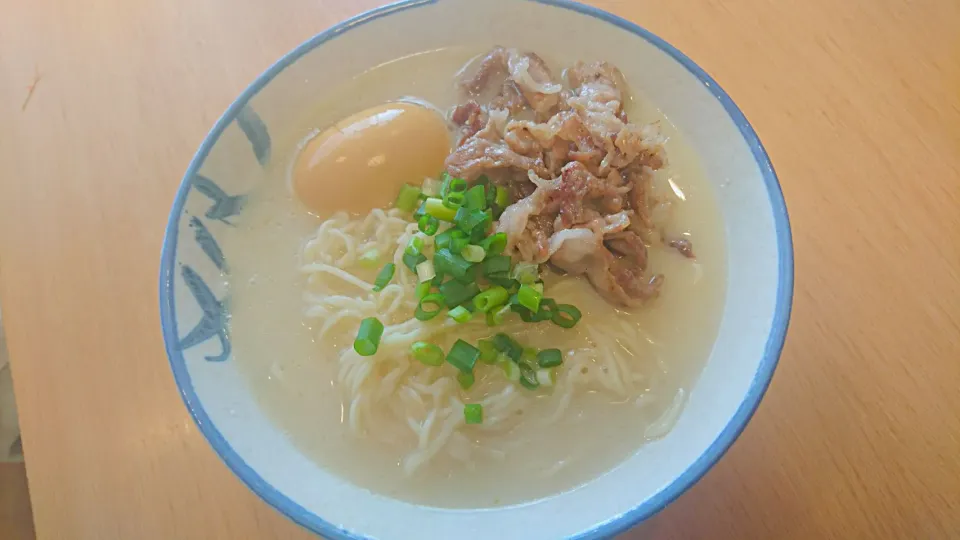 Snapdishの料理写真:一人寂しく朝ゴハン……
鳥白湯ラーメン|こたろーさん