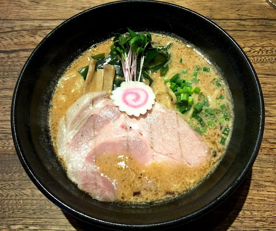 2017年 三十八杯目🍜  魚介醤油鶏白湯「影武者」@青葉台 246亭
今年はこれで最後かな〜🍥🍥🍥
 #麺活|BUBUさん