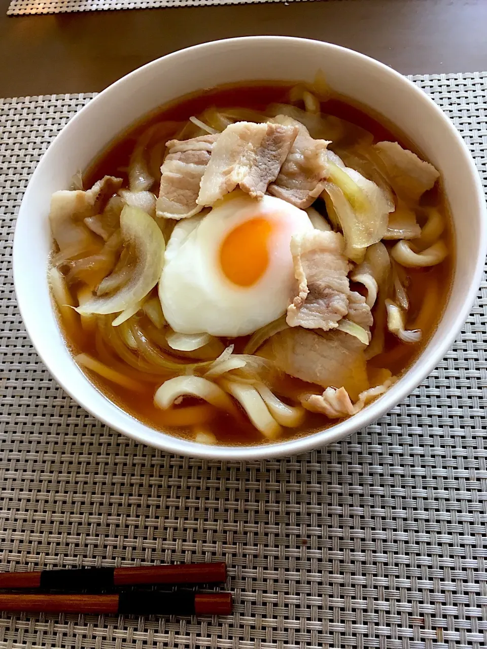 お昼ご飯😋甘辛肉うどん温玉乗せ✨|mayuさん