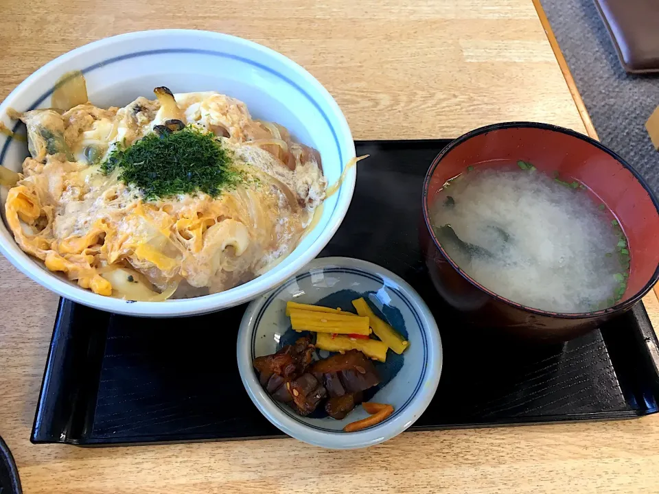 初島丼(サザエの玉子とじ丼)|しのぶさん