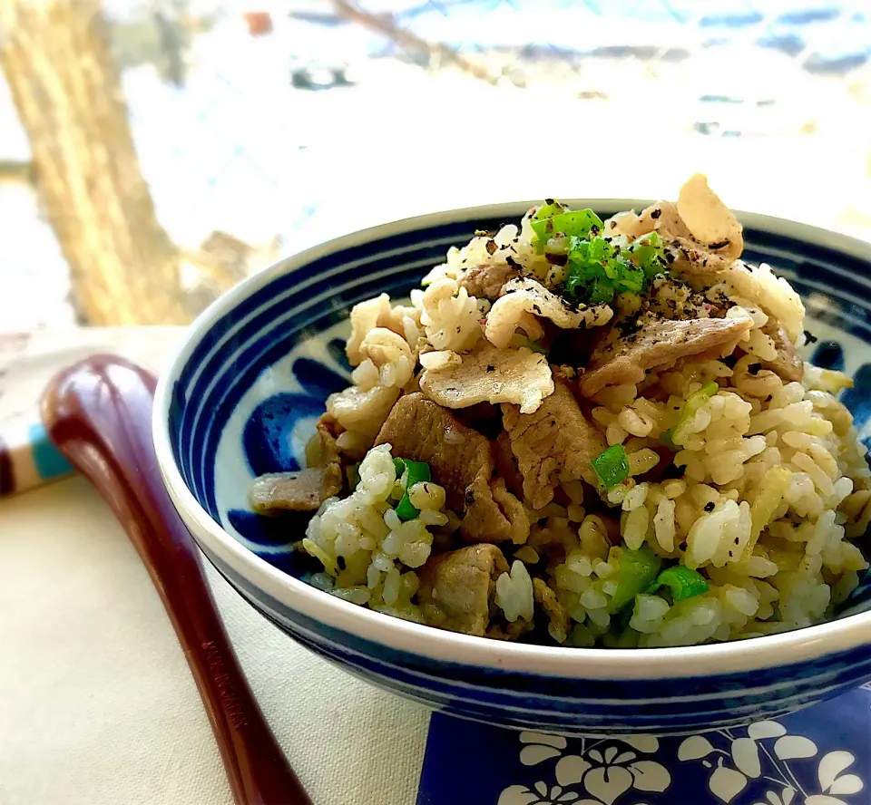 昼ごはん  いつものネギ塩豚炒飯、もち麦入り。|砂雪さん