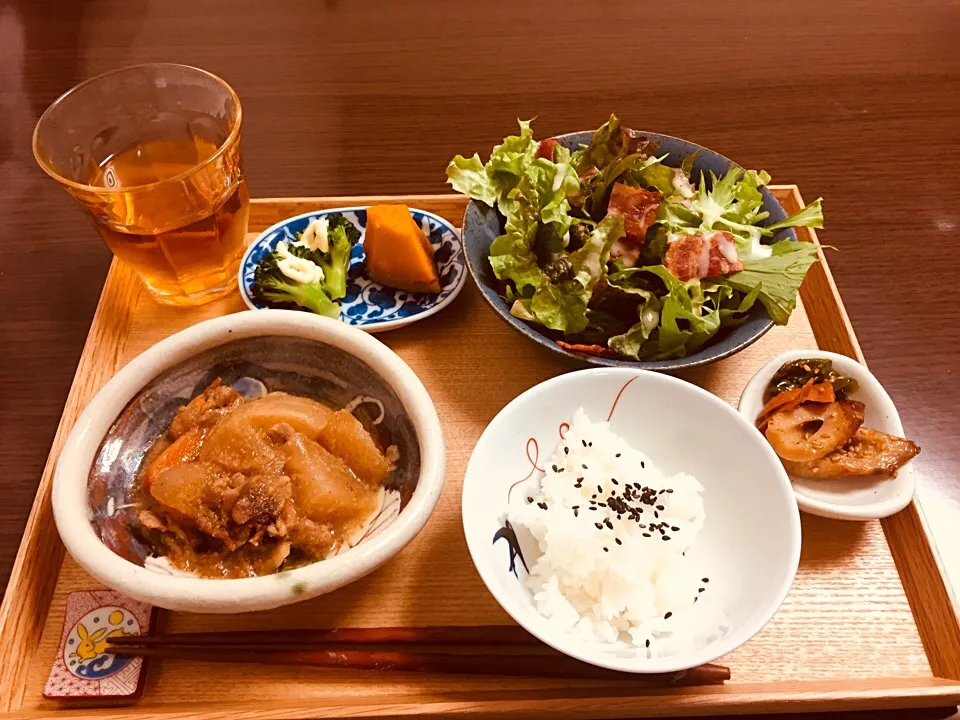 根菜の胡麻煮、シーザーサラダ、かぼちゃの煮付け、ブロッコリー、竹輪とピーマンの甘辛炒め|まおさん