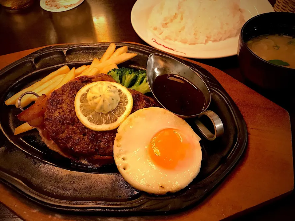 粗挽きステーキハンバーグ定食 目玉焼き追加|マハロ菊池さん