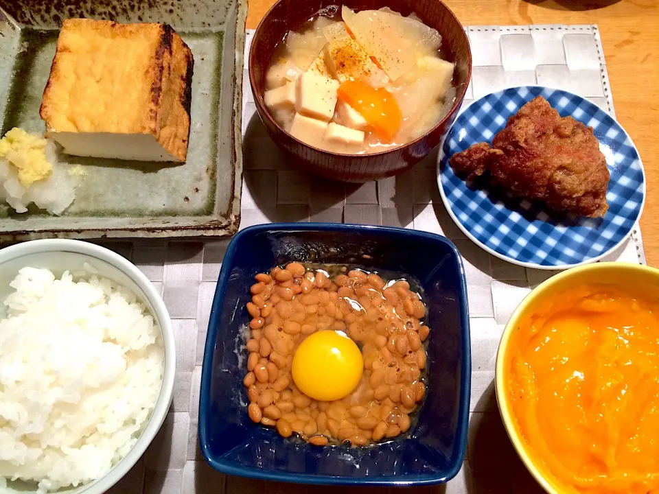 Snapdishの料理写真:年末年始のアルコール漬けに備えて朝ごはんのような休肝日晩飯
 #厚揚げ焼き #納豆生卵  #ザンギ #バターナッツかぼちゃのスープ #具沢山な高野豆腐の味噌汁|doc3387さん