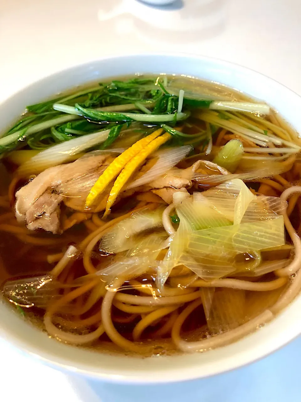 今日のランチは年越し蕎麦✨
豚バラと長ネギ、水菜を具に。柚子の皮をのせて香り良し✨✨✨|NOBUちえさん