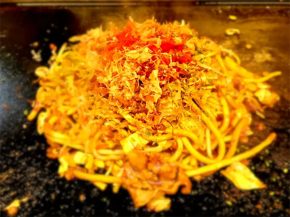 Snapdishの料理写真:浅草のお好み焼き屋さんの焼きそばです。
太麺でスパイシーなソースが美味い！|COOLさん