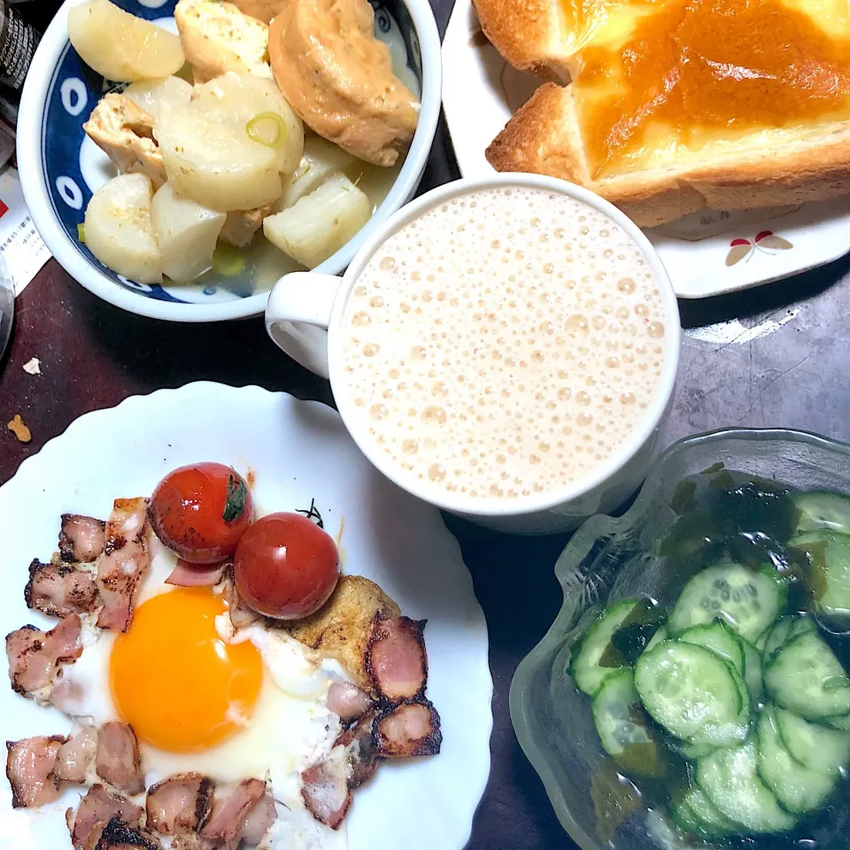 Snapdishの料理写真:今日の朝ごはん。りんごとバナナと人参のジュース、大根とひろうすの炊いたん、かりかりベーコンと目玉焼き、ミニトマトのオリーブオイル焼き、胡瓜とワカメの酢の物、こんがりチーズトースト。|岸野 令子さん