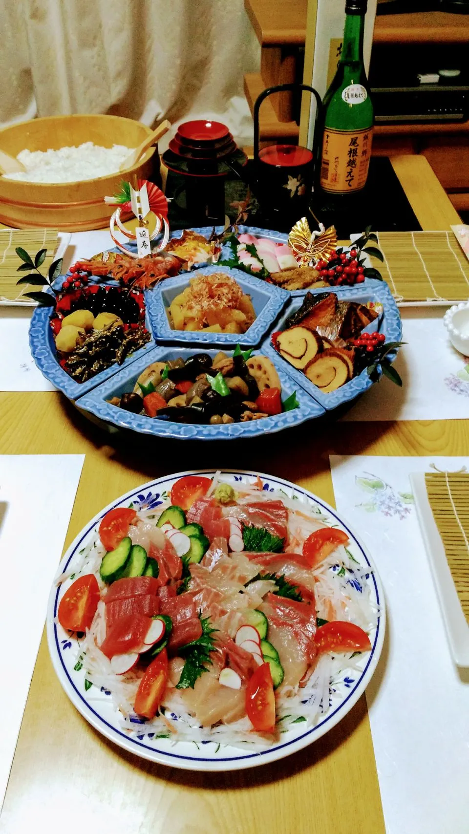 Snapdishの料理写真:あと、少しになりましたね！
とりあえず、今年も無事に過ごすことができました！
来年は、我が家は、転機を迎える予定です！
大きな壁ですが家族、皆んなで力を合わせて、のりこえていきます！
がんばるぞ！！(^^)v(^^)v
話は変わり、おせちが完成しました！
伊達巻は、ちょっと甘すぎた！(≧▽≦)
でも、全体的に美味しく出|しえりママさん