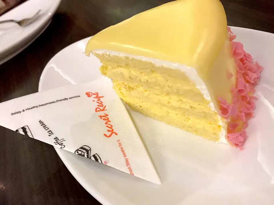 Snapdishの料理写真:White chocolate macadamia cake|Sky Blueさん