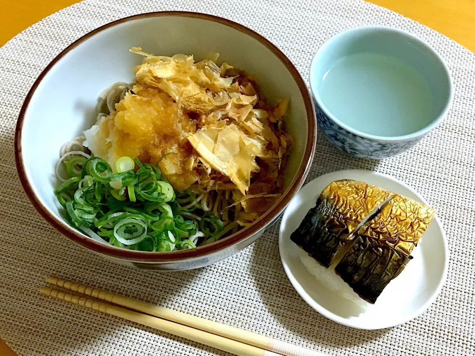 Snapdishの料理写真:越前おろし蕎麦と焼き鯖寿司❃良いお年を #年越しそば|tokkoさん