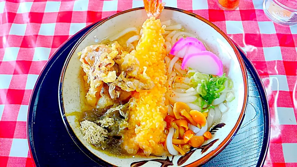 Snapdishの料理写真:年越しうどん(笑)
舞茸天ぷらと特大海老天乗せ❤|かぴかぴさん