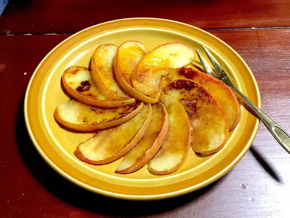 ココナッツオイルで焼きリンゴ🍎シナモンシュガーとハチミツをかけて😋焼き色から香ばしさを感じさせて。|yumyum😋さん