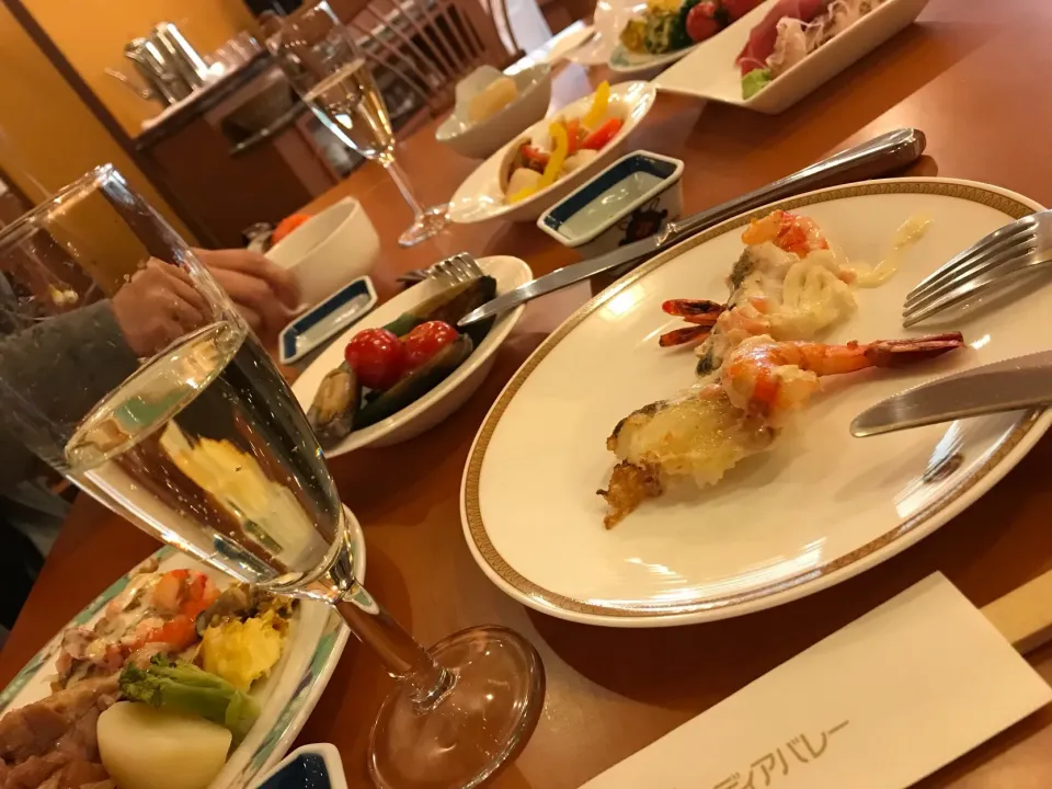 Snapdishの料理写真:2017年最後のお食事は、旭岳温泉ホテルディアバレー。ワイン飲み放題🍷でまったり女2人旅。|松澤美穂さん