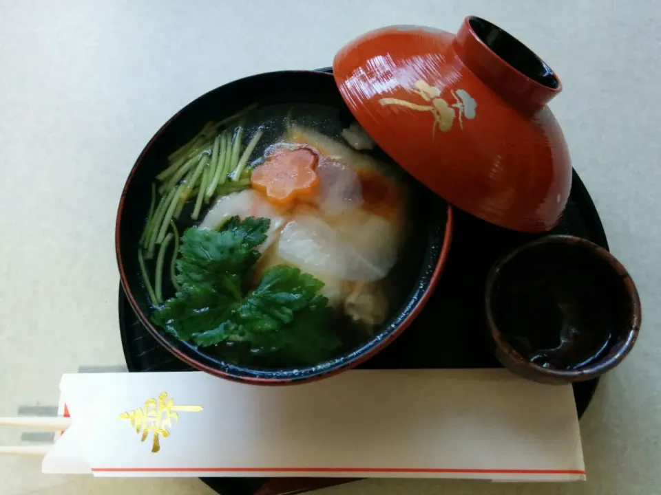 明けましておめでとうございます😊。 #地味に御雑煮.お猪口一杯の日本酒|ちいちゃんさん