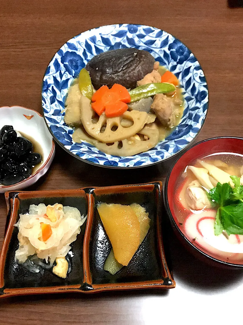 Snapdishの料理写真:あけましておめでとうございます🎍
お雑煮
数の子
おすわい
黒豆
筑前煮|sakiさん