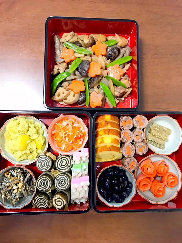 筑前煮
サーモンのマリネ
黒豆
たたきごぼう
豚肉の昆布巻き
紅白なます
田づくり
伊達巻き
栗きんとん
かまぼこ
肉巻き|あーりんさん