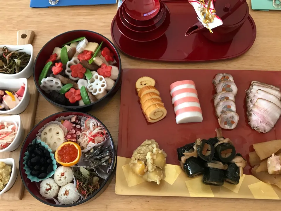 Snapdishの料理写真:おせち料理
かまぼこ、いくら以外は手作り。|Chihiroさん