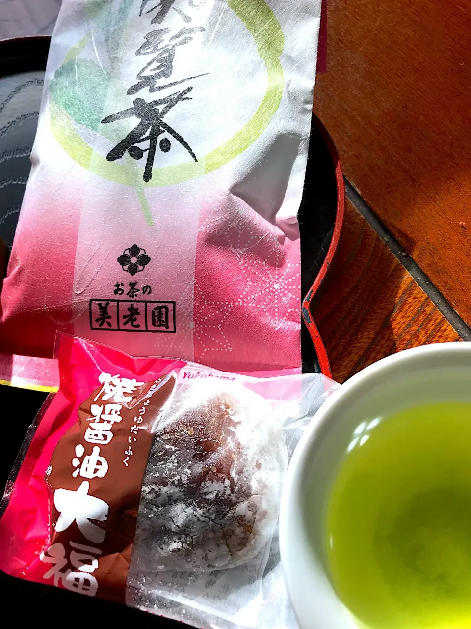 YOKOHAMA醤油餅と鹿児島のお茶
頂き物でお茶|シュトママさん