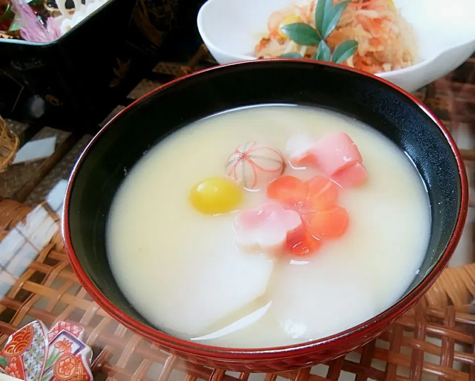  お雑煮 京都は白味噌仕立てで。半兵衛麩さんの生麩とともに…|sakurakoさん